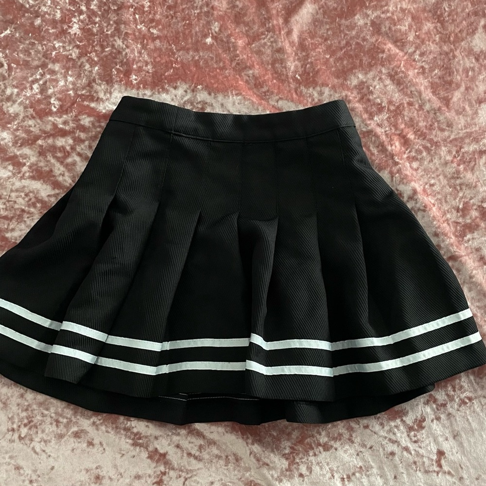 Divided black pleated skirt